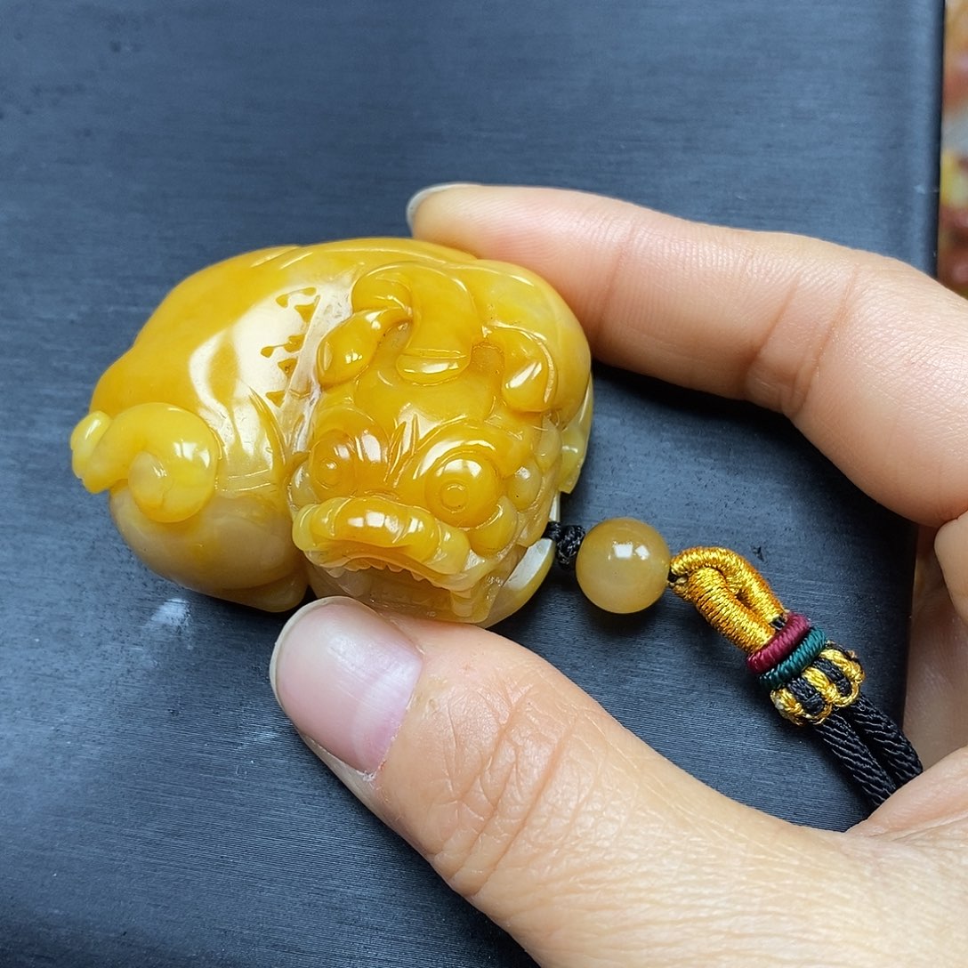 石英质玉（黄龙玉）颈饰未镶嵌