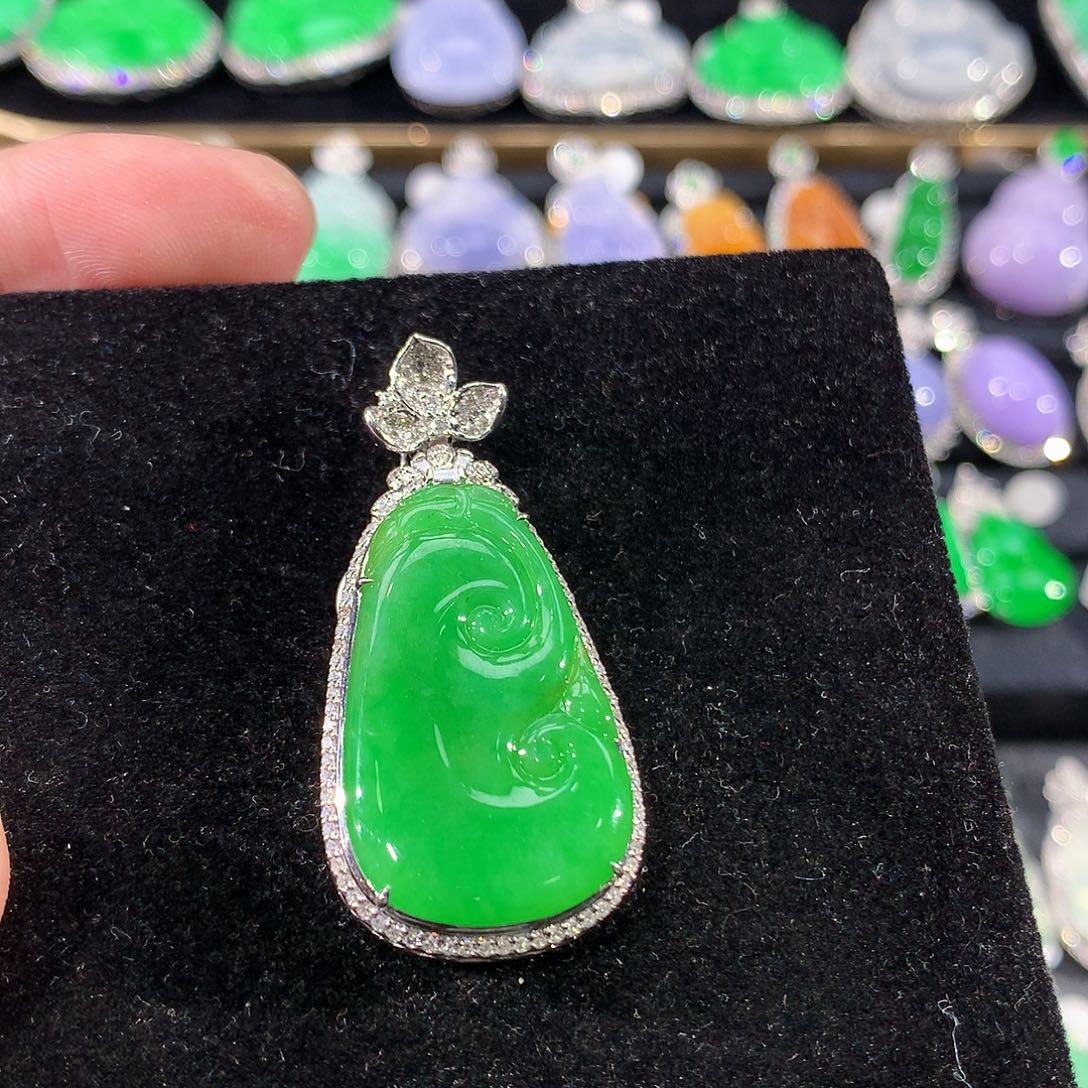 翡翠18K金镶嵌颈饰