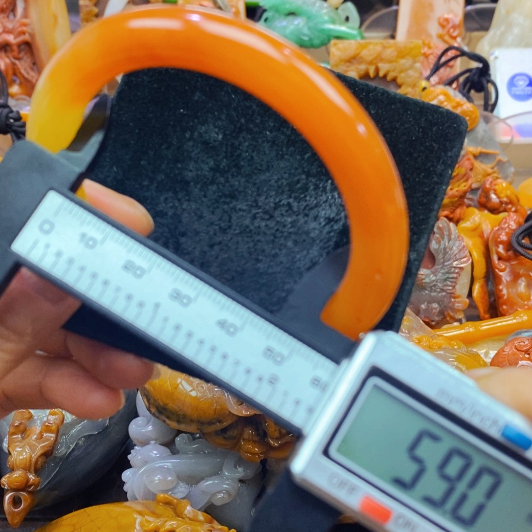 未镶嵌石英质玉（黄龙玉）颈饰