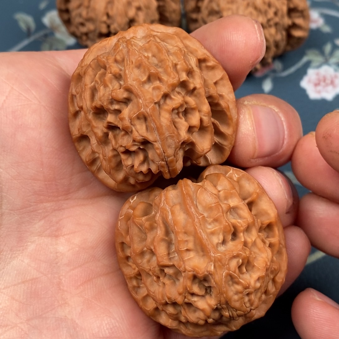 文玩核桃吊坠38原桩。精配苹果园，红皮，P910