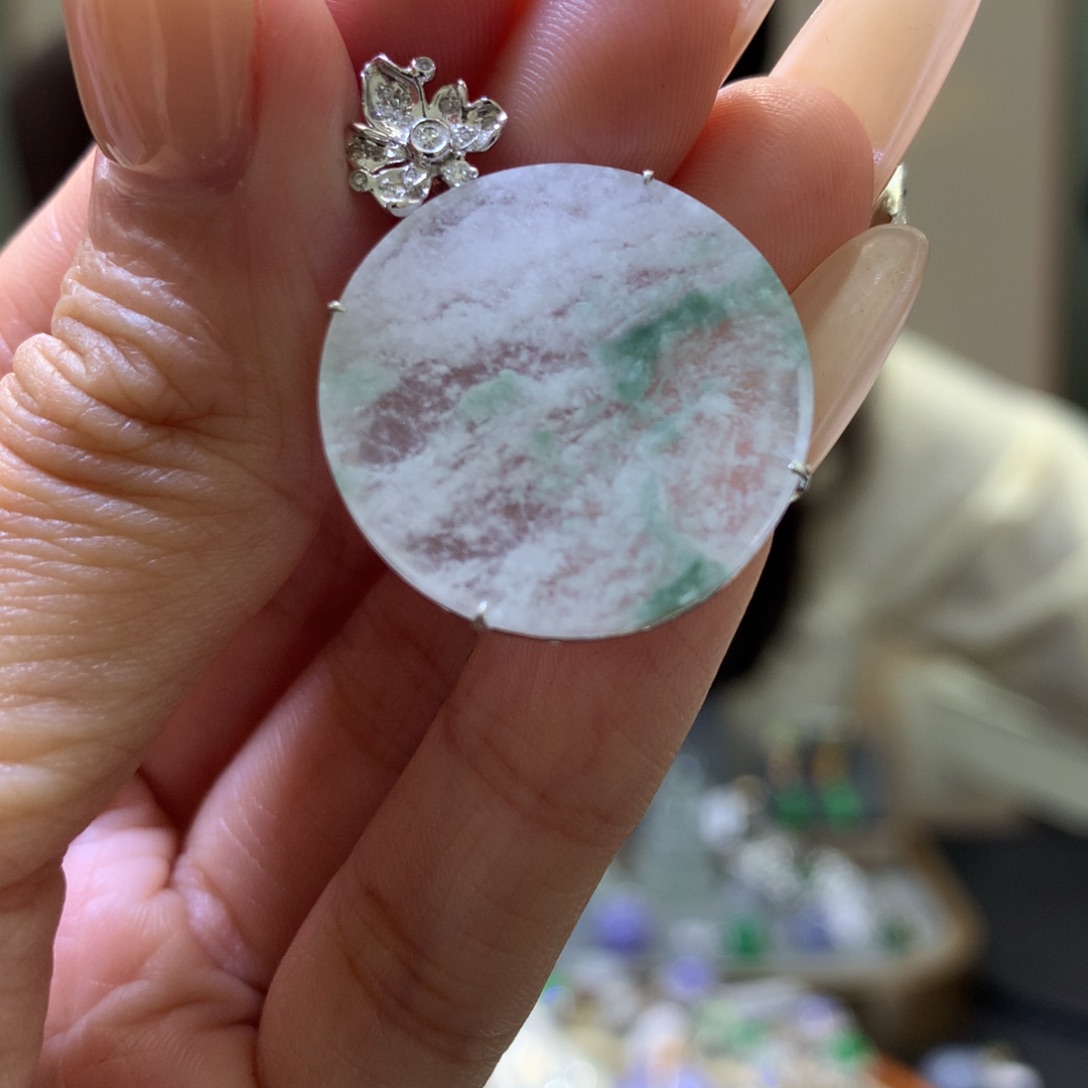 颈饰18K金镶嵌翡翠