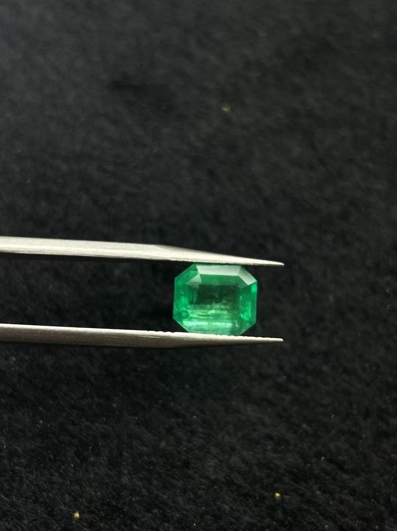 2.85CT天然微油祖母绿裸石颜色浓郁晶体好