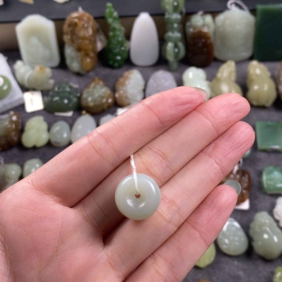 洛***克和田玉未镶嵌颈饰