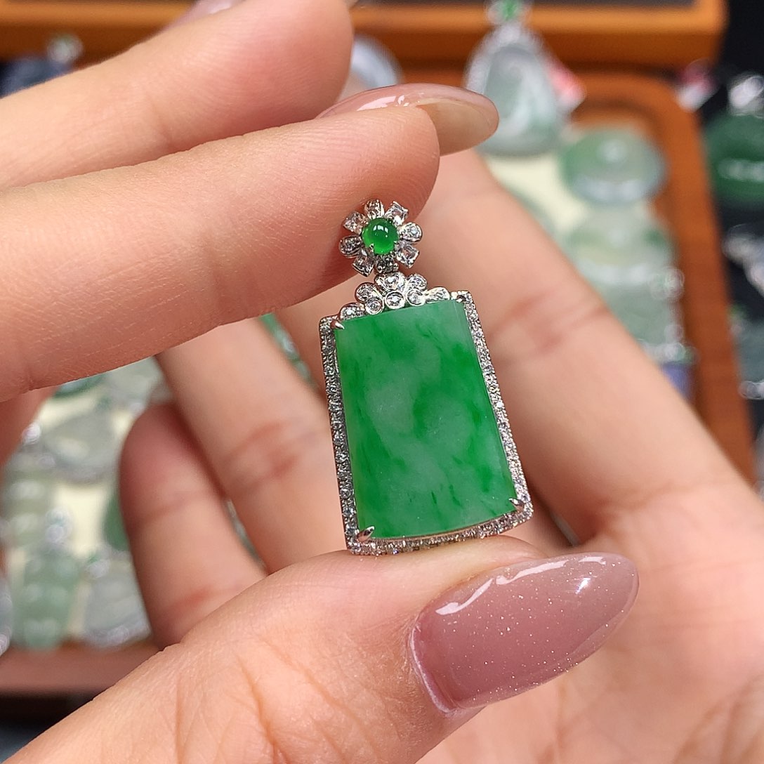 翡翠18K金镶嵌颈饰翡翠