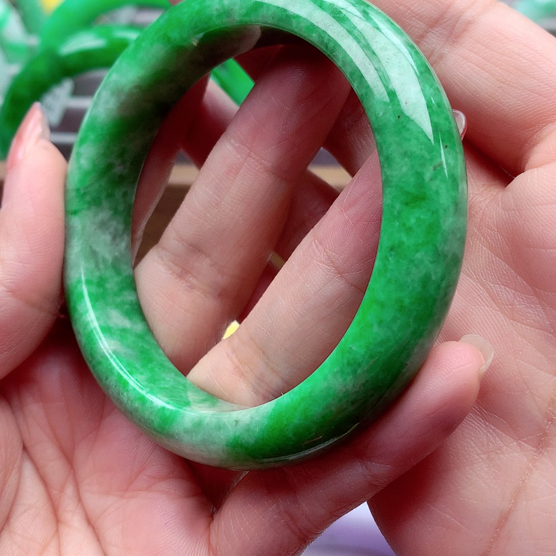 翡翠手镯未镶嵌翡翠