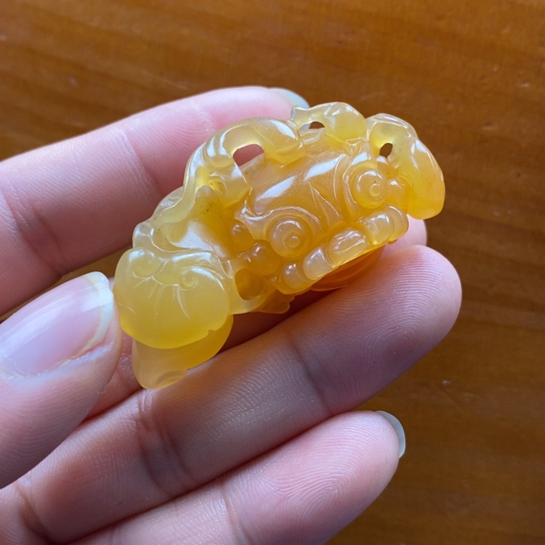 石英质玉（黄龙玉）未镶嵌颈饰