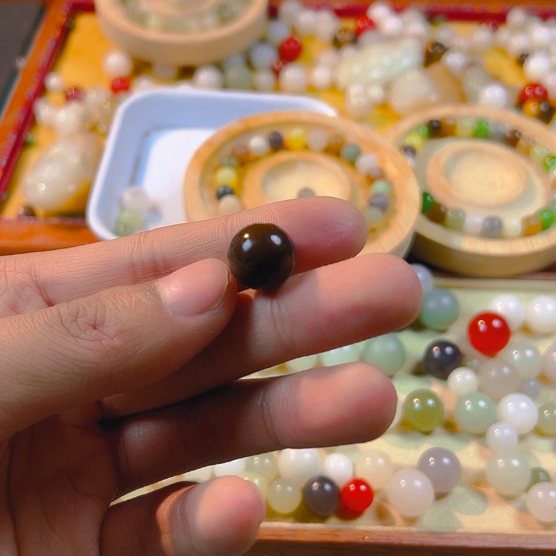 和田玉卡14散珠有瑕疵未镶嵌