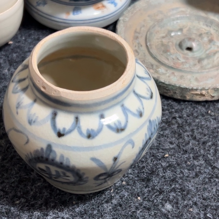 玉***心瓷片青花文饰的一个碗