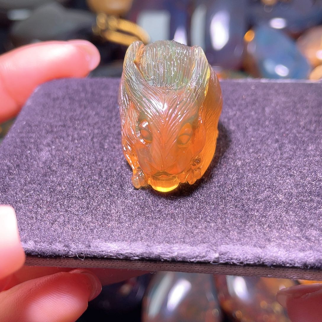 琥珀裸石未镶嵌！