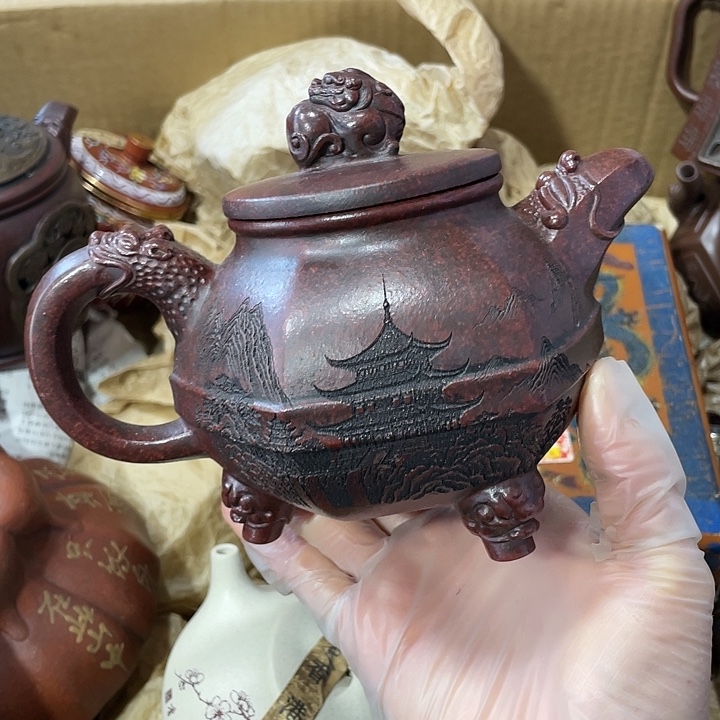 紫砂茶壶原矿泥料，纯手工制作的一把紫砂壶。