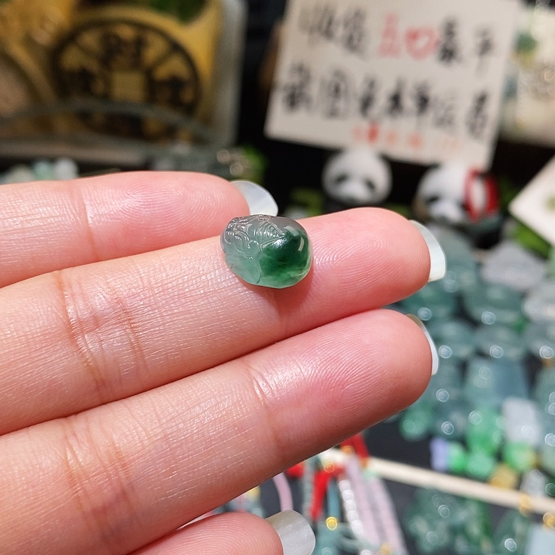 翡翠未镶嵌颈饰飘花貔貅