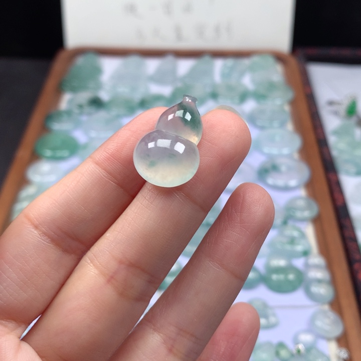 颈饰未镶嵌翡翠冰种飘花葫芦