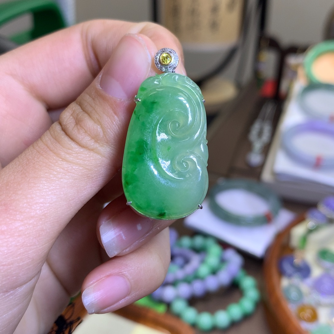 翡翠颈饰18K金镶嵌翡翠