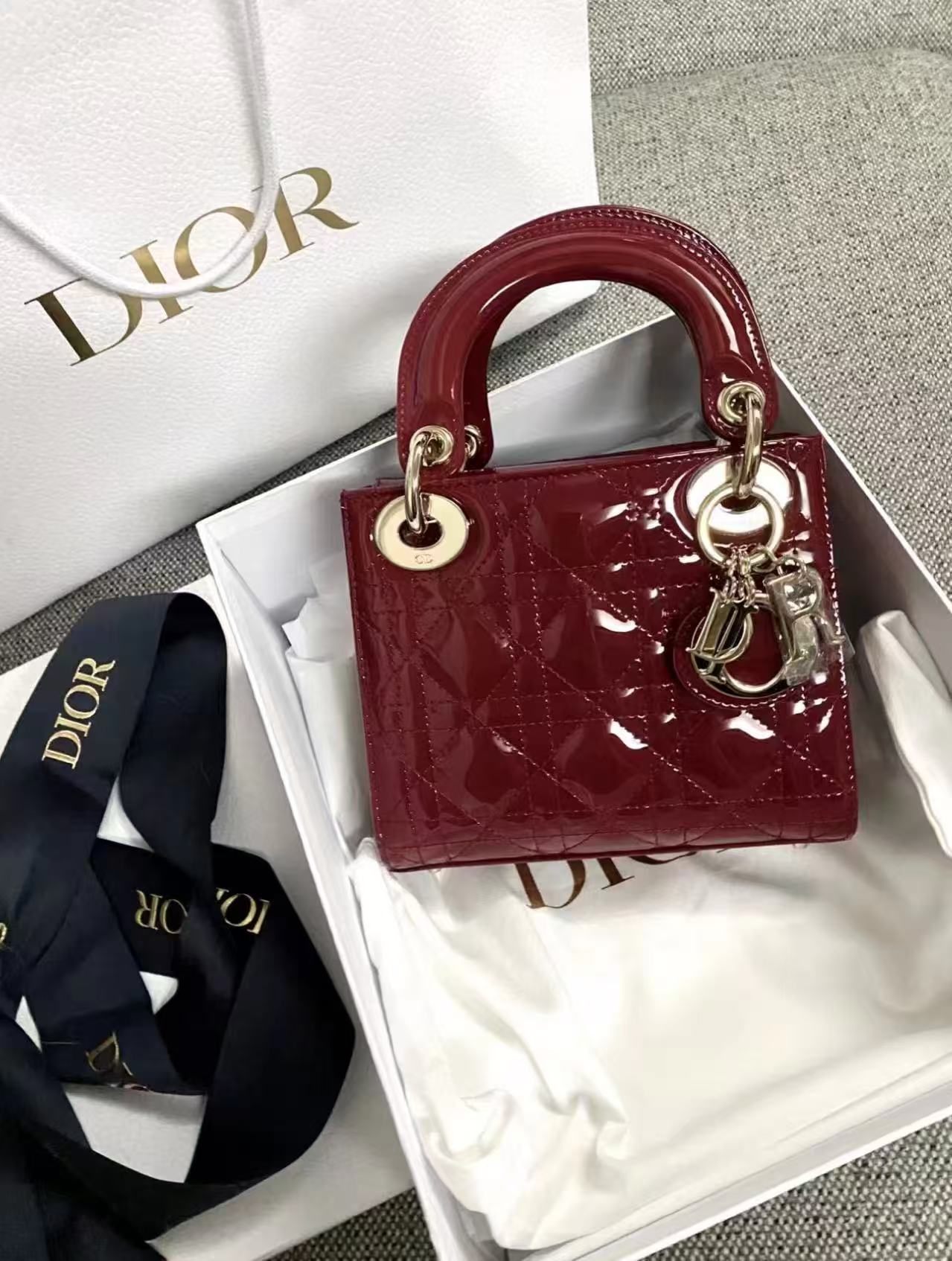 95新 Chanel/香奈儿 展会外场！红金漆皮三格戴妃包