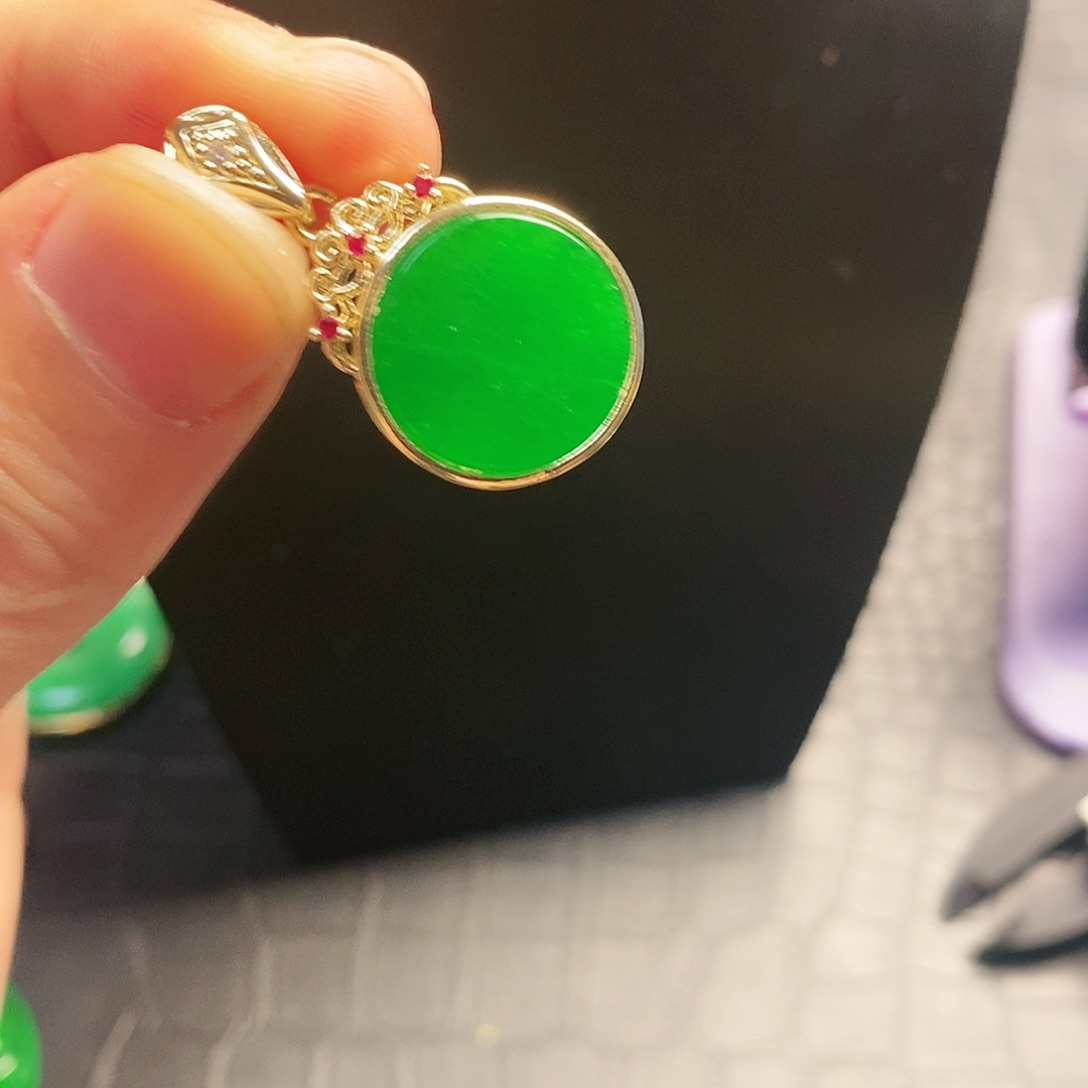 翡翠14K金镶嵌颈饰吊坠