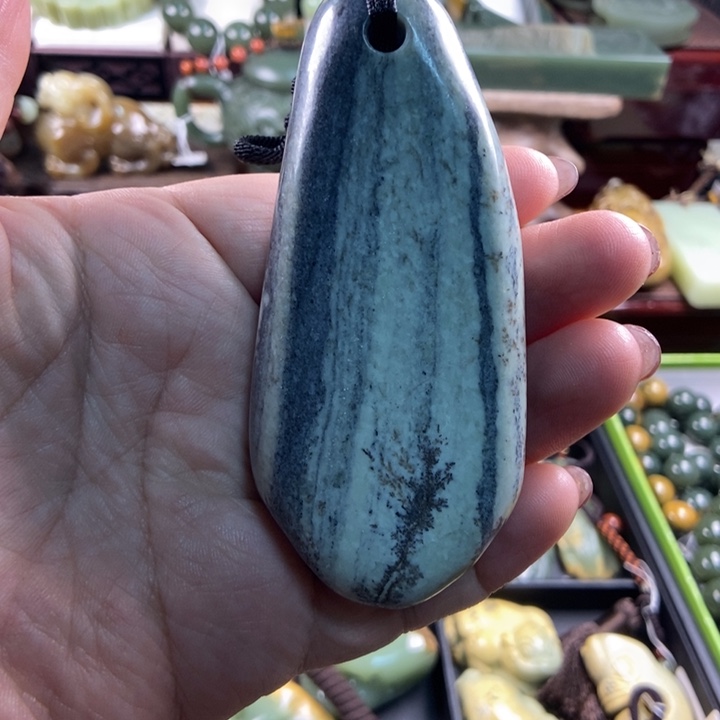 未镶嵌岫岩河磨玉（透闪石质玉）把件