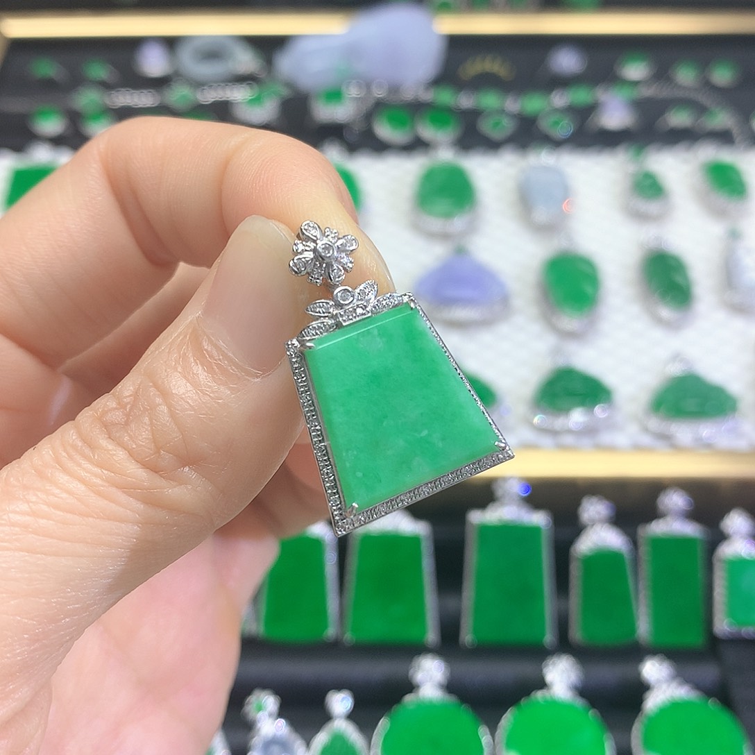 颈饰18K金镶嵌翡翠吊坠