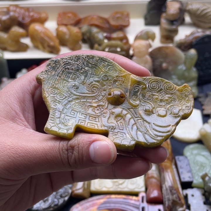 蛇纹石玉颈饰未镶嵌