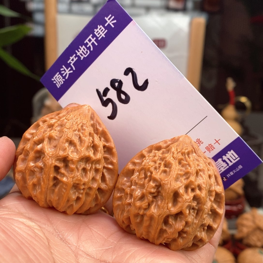 文玩核桃把件40.5金牛582号