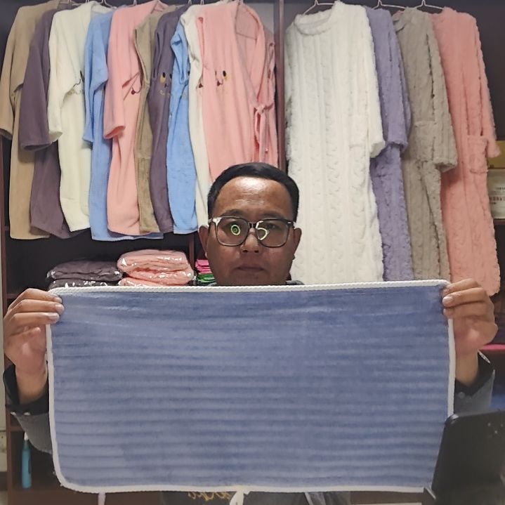 珊瑚绒糖果条花纹吸水性强不掉毛亲肤毛巾