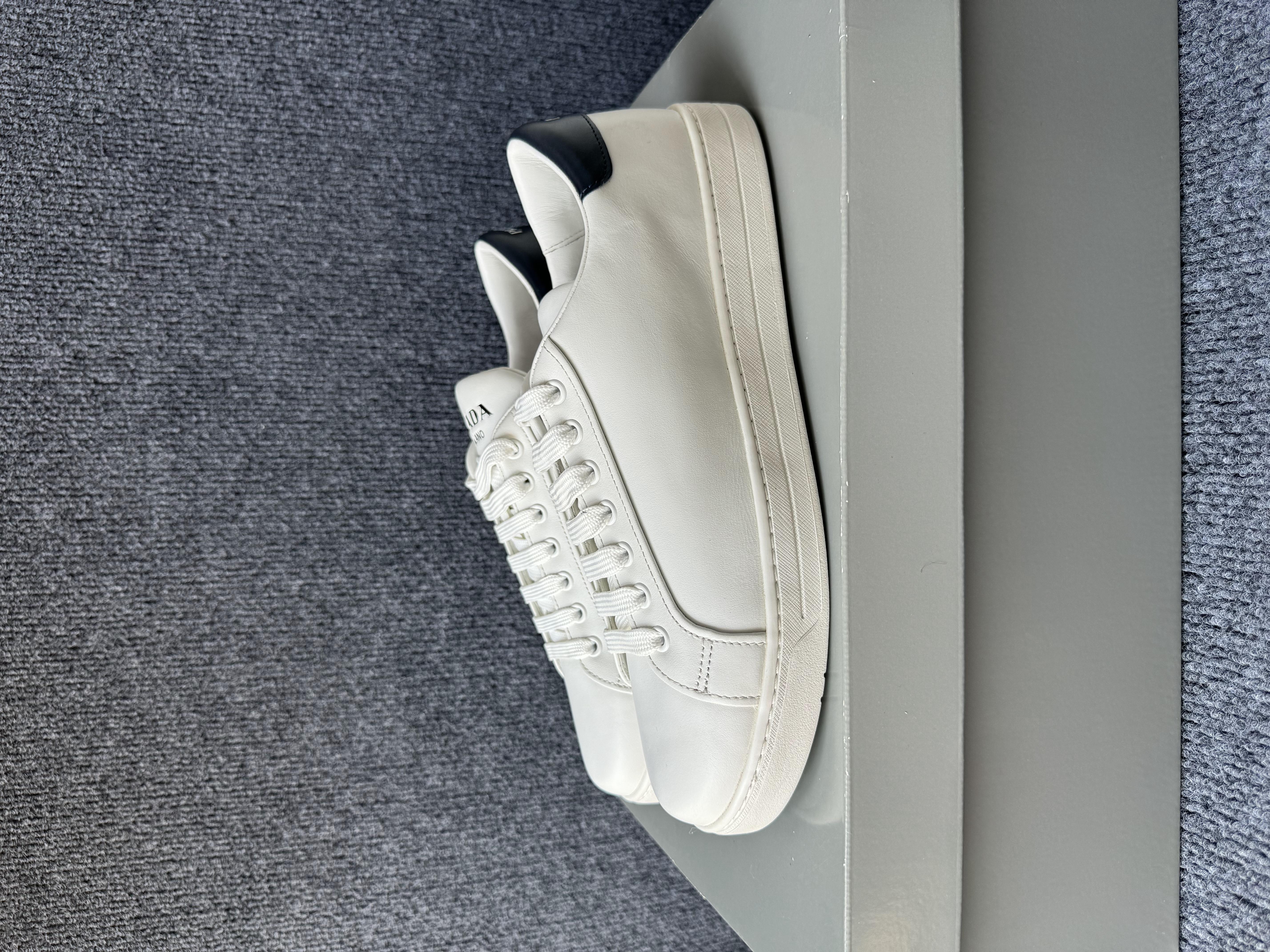 未使用 Prada/普拉达 42码 白色 黑尾 小牛皮 舒适 板鞋