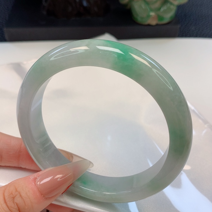 翡翠手镯未镶嵌60圈