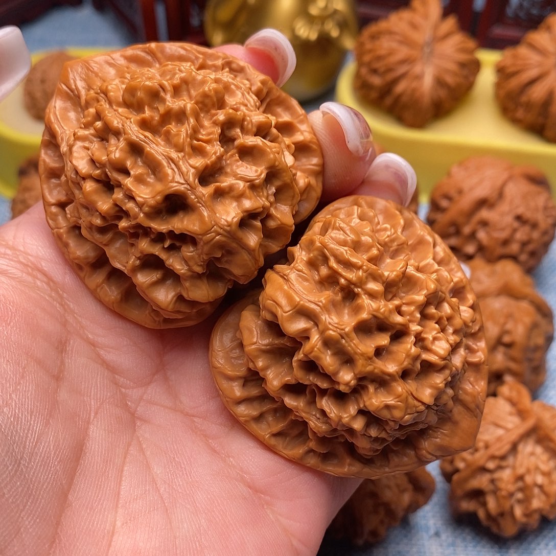 文玩核桃把件精品红皮官帽49尺