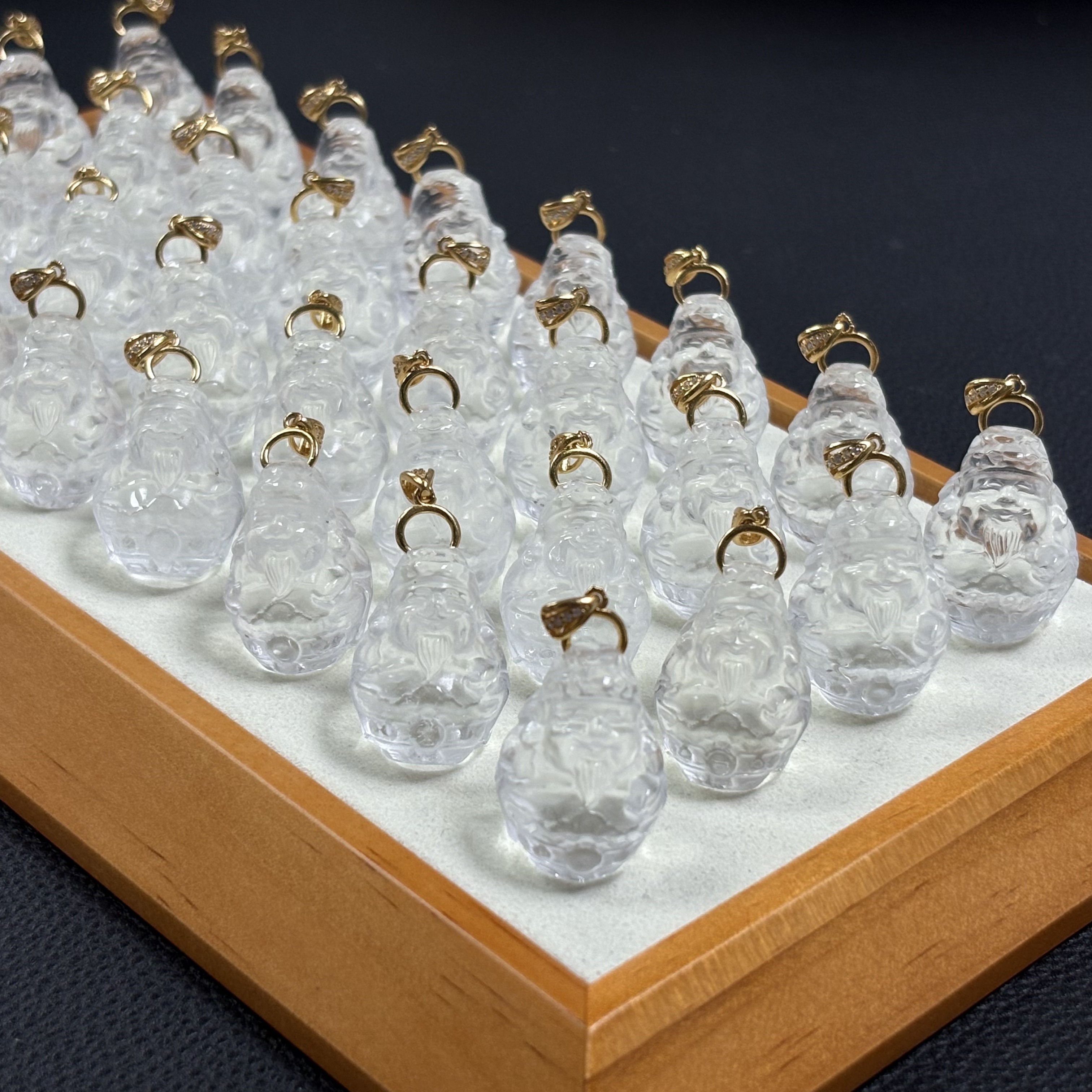 「戴琴珠宝」DQ3892-银镶白水晶财神吊坠(多样性发其一）