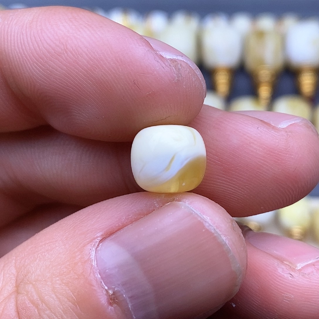 琥珀裸石未镶嵌10.2*9.1mm荧光白蜡