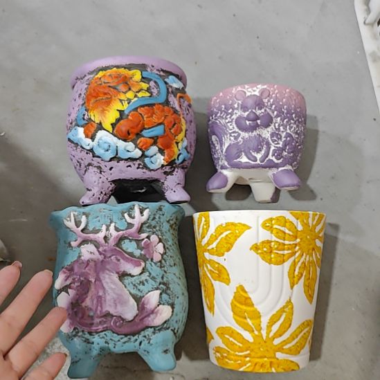 当场拍满15元发货不凑不发，花盆盆口不方不圆有针孔黑点是正常的，