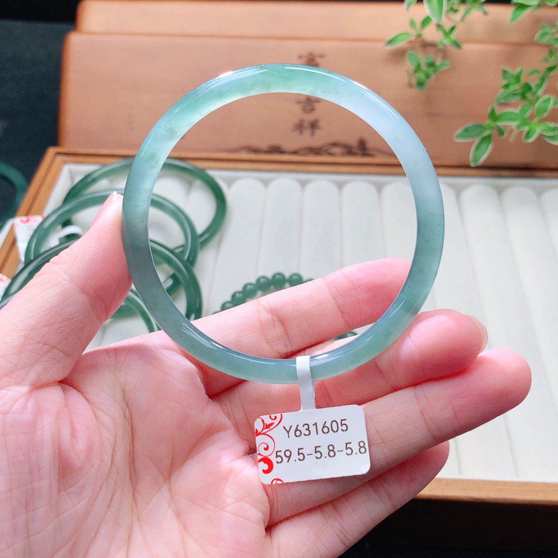 未镶嵌手镯（圆镯）翡翠