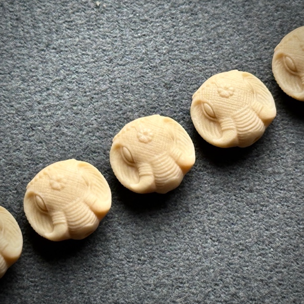 A298-O天然猛犸象牙雕刻象神背云约12×10mm 随机一个发货