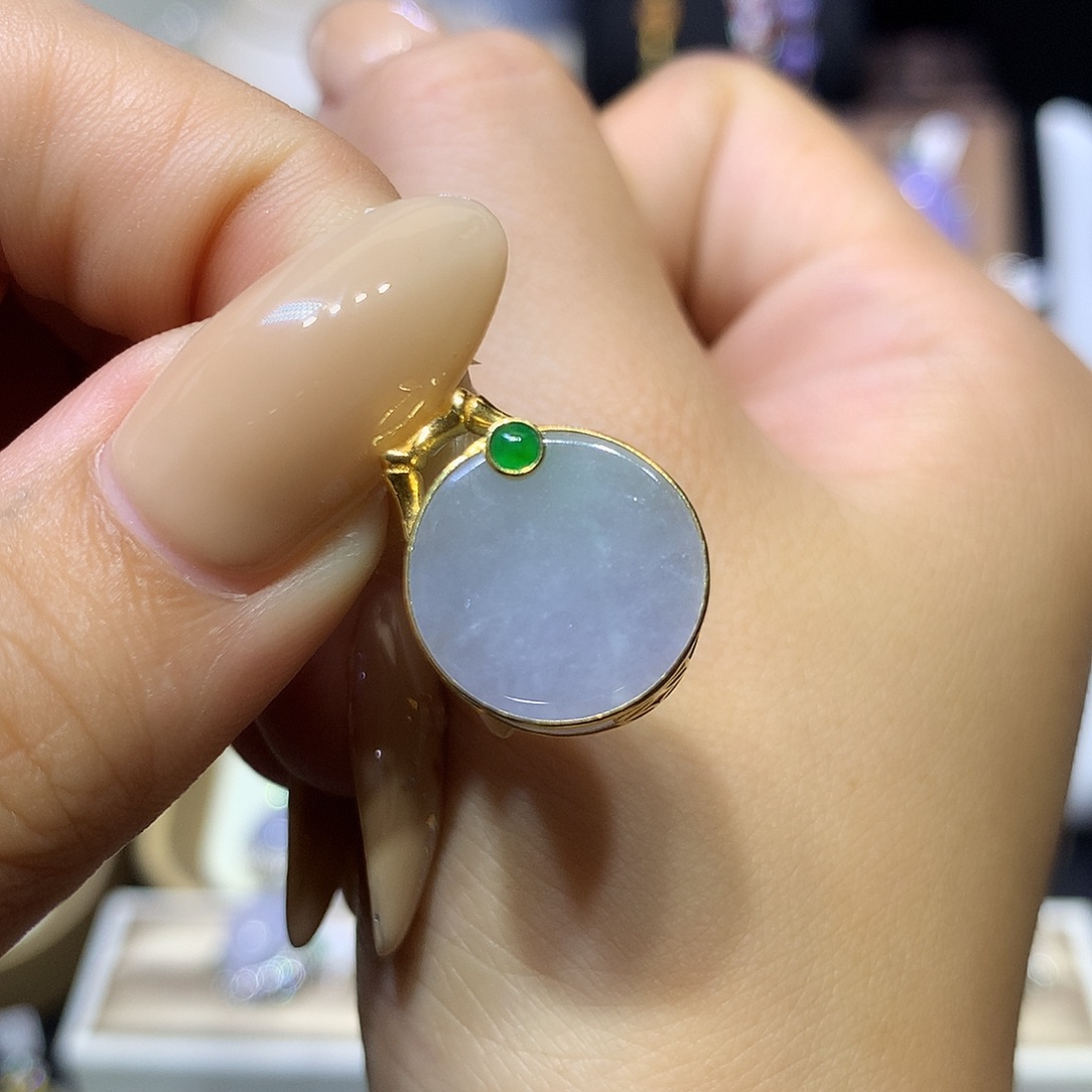 翡翠18K金镶嵌颈饰