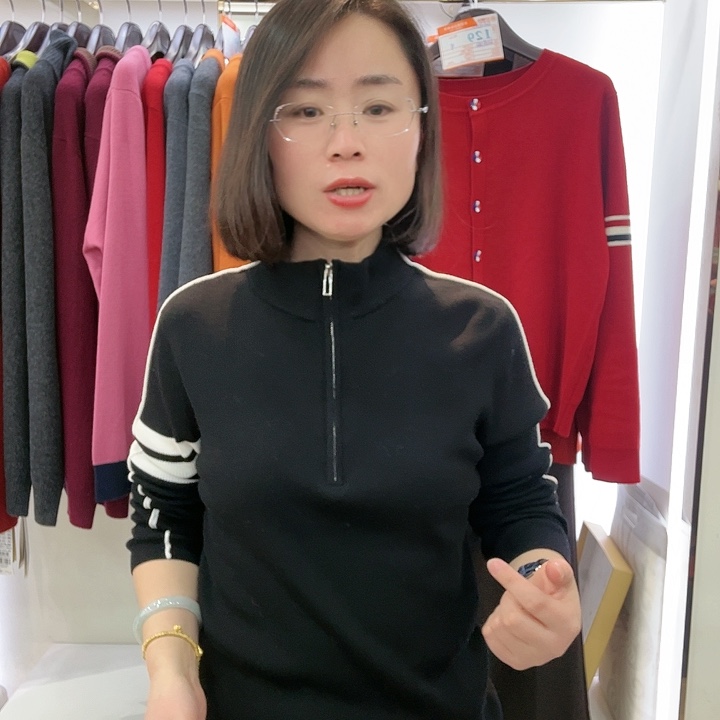 黑色半高领精纺羊毛衫