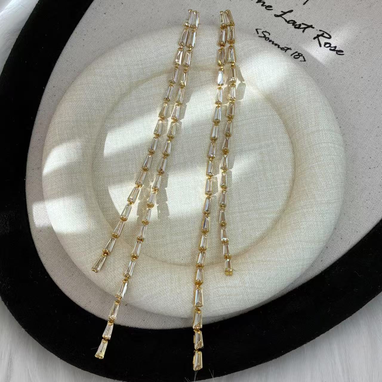 铜合金合成锆石耳饰 远远（YY389）设计感耳钉镶嵌个性几何轻奢流苏