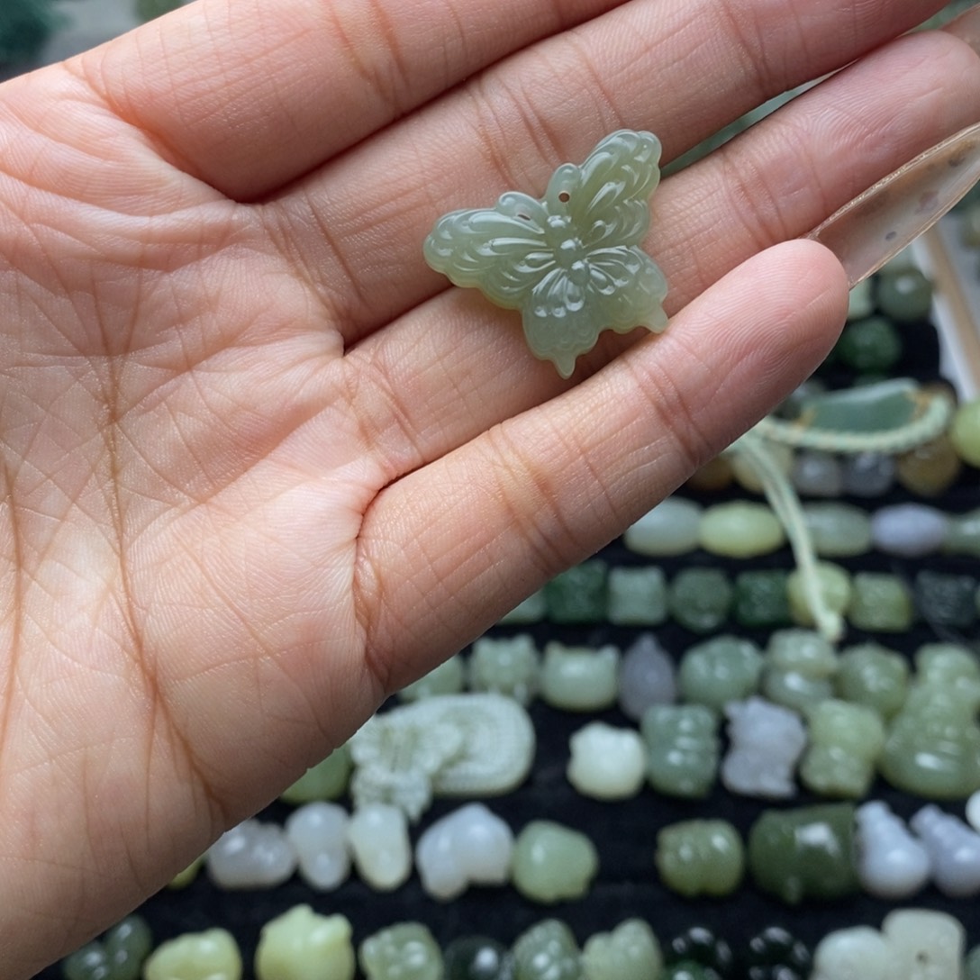 菟***忙和田玉未镶嵌颈饰特殊孔不退不换