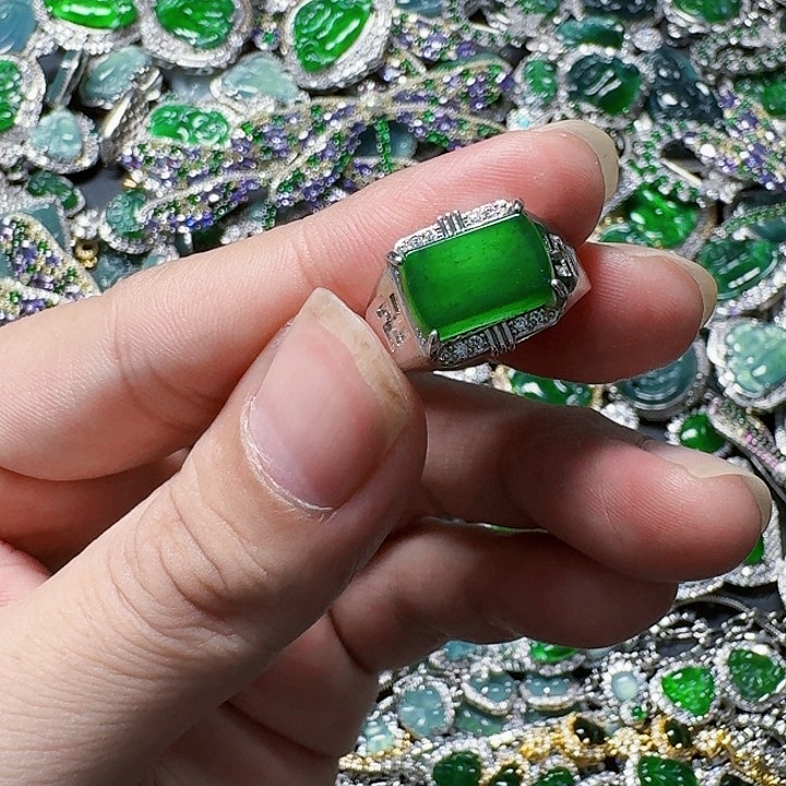 翡翠颈饰未镶嵌天然A货翡翠放漏