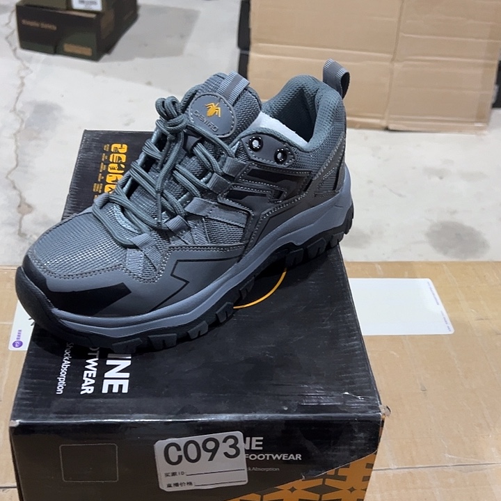 编码093号。38码防砸防刺劳保鞋。