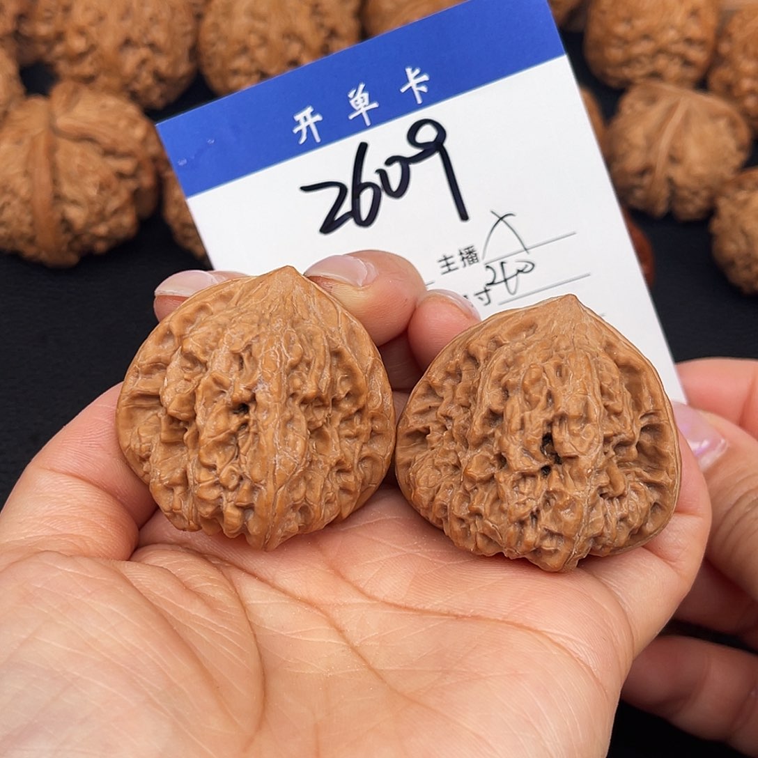 文玩核桃吊坠平谷凹底三角状形40尺。 2606