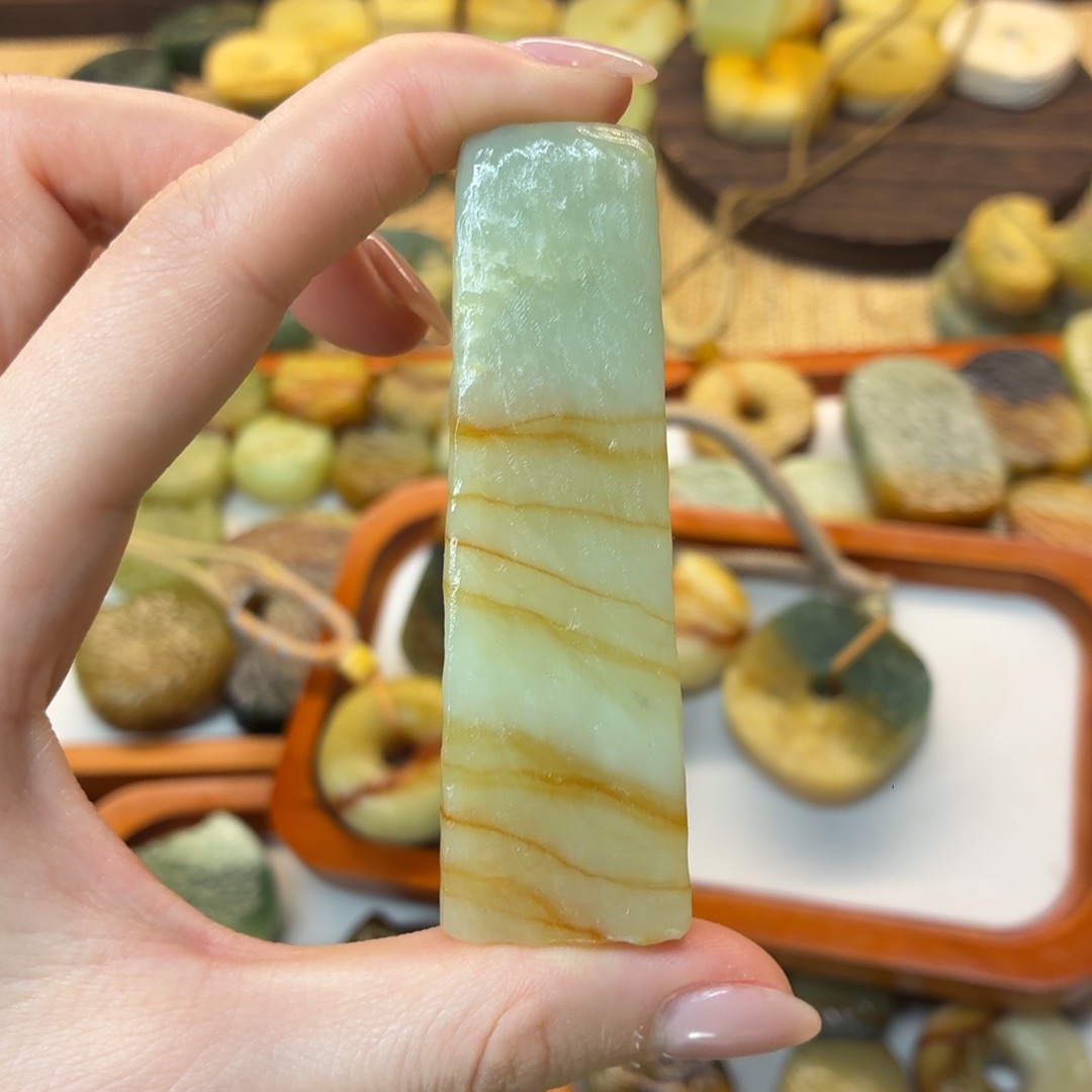 森***渊蛇纹石玉未镶嵌颈饰