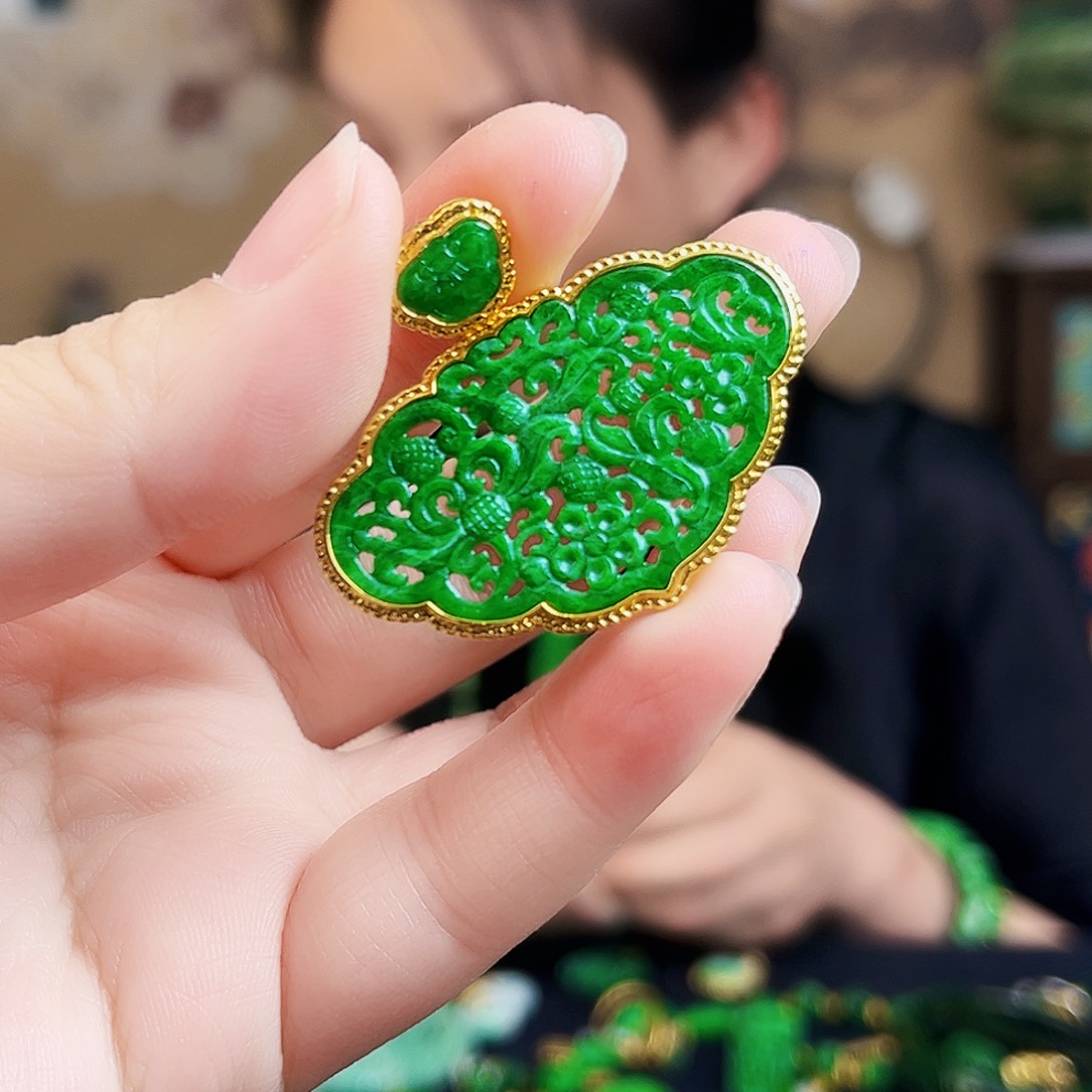 翡翠18K金镶嵌颈饰吊坠