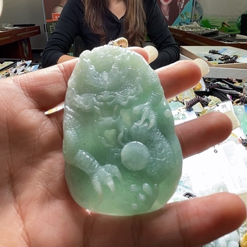 翡翠未镶嵌颈饰一个