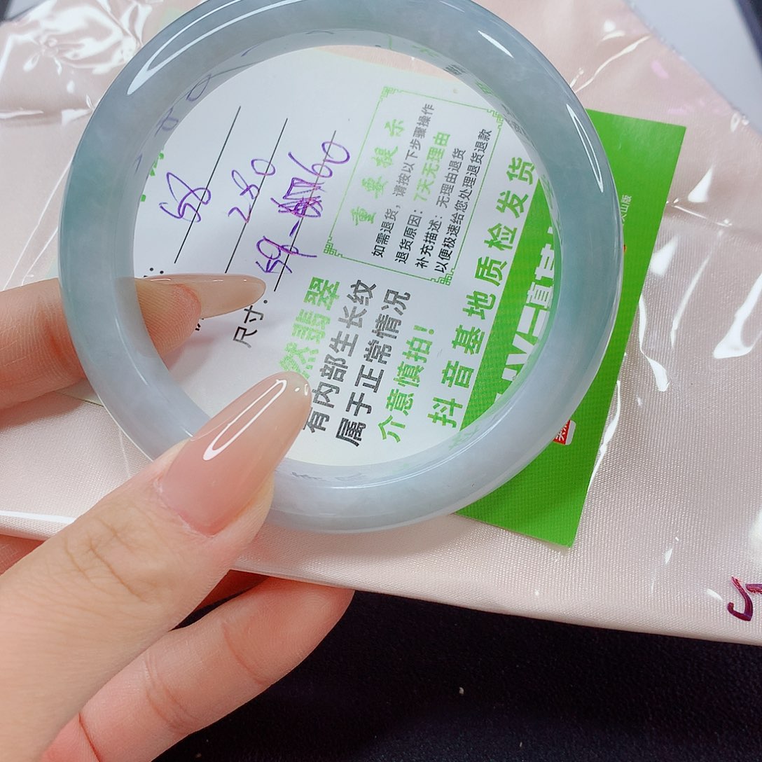 翡翠手镯未镶嵌翡翠