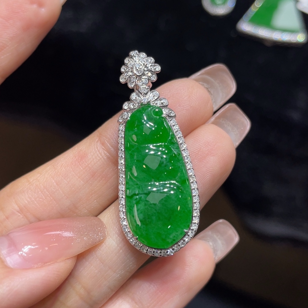 翡翠颈饰18K金镶嵌天然缅甸翡翠