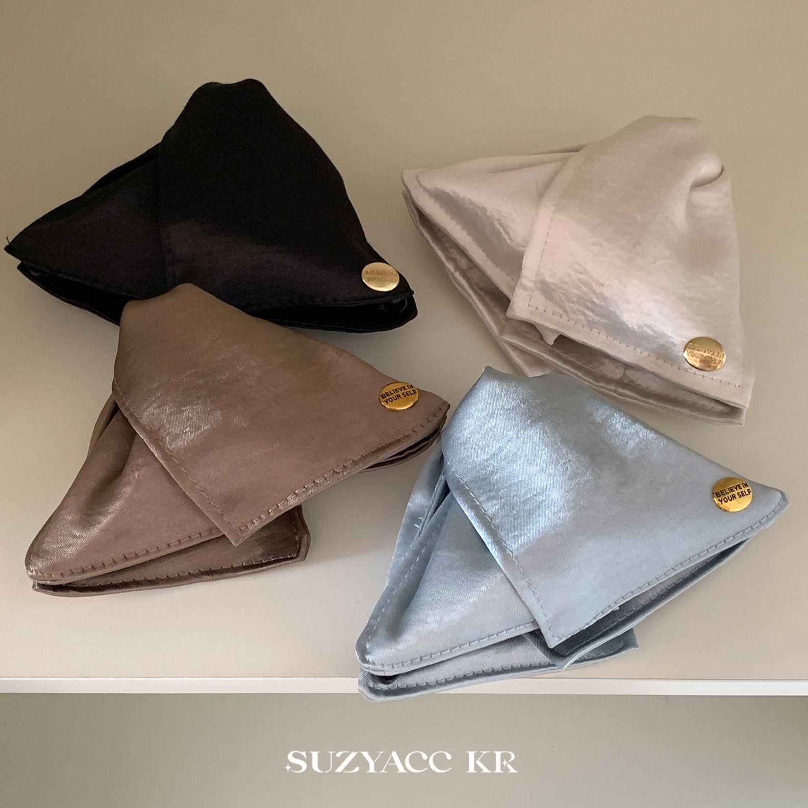 Suzyacc Kr贵气缎面贝壳三角抓夹F4432