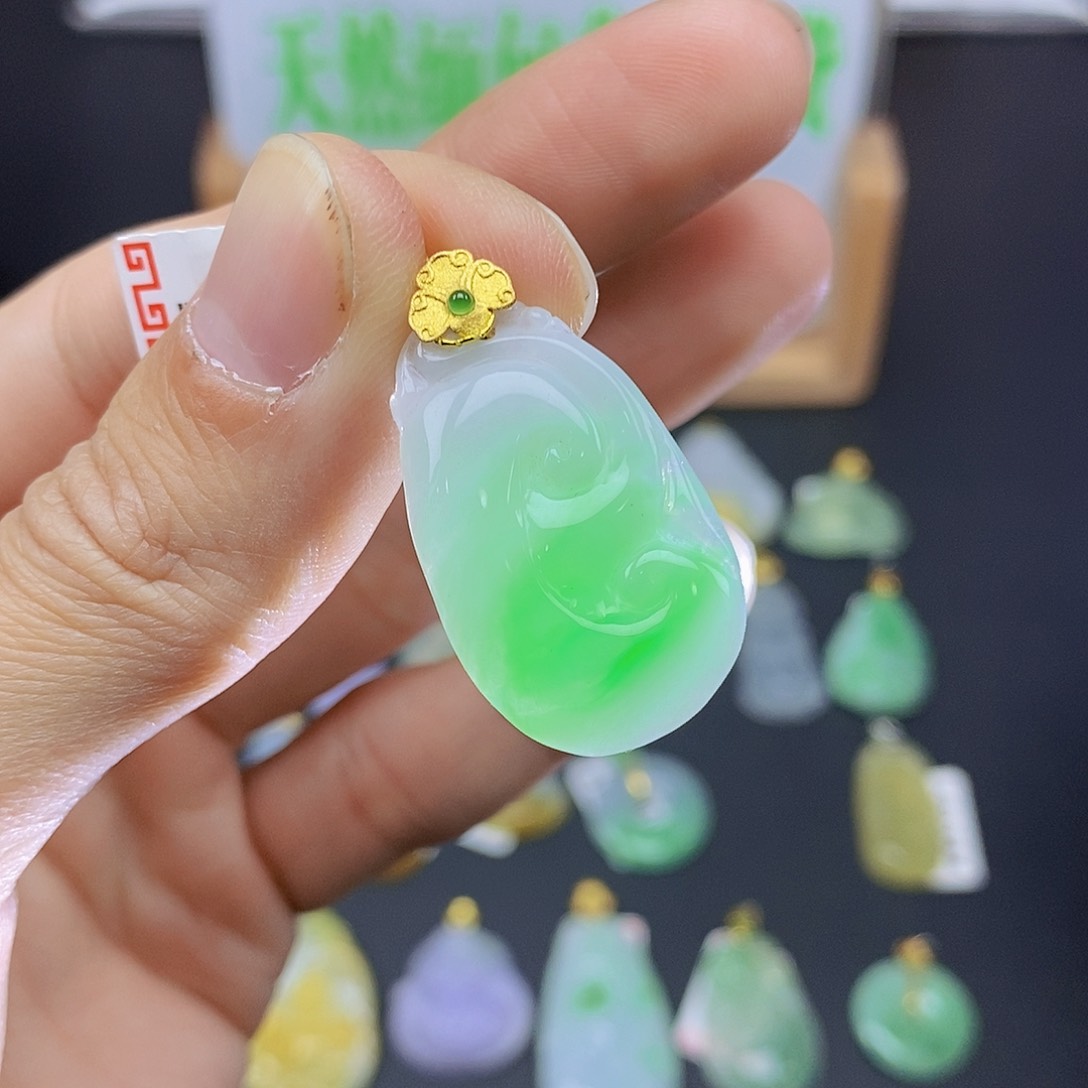 翡翠颈饰18K金镶嵌翡翠