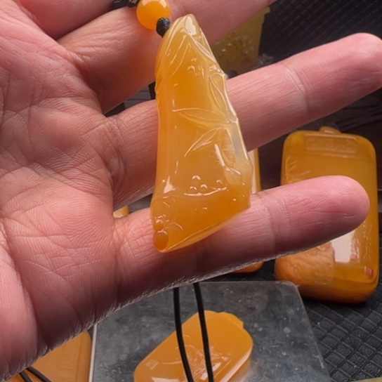 石英质玉（黄龙玉）吊坠(不含链)合金