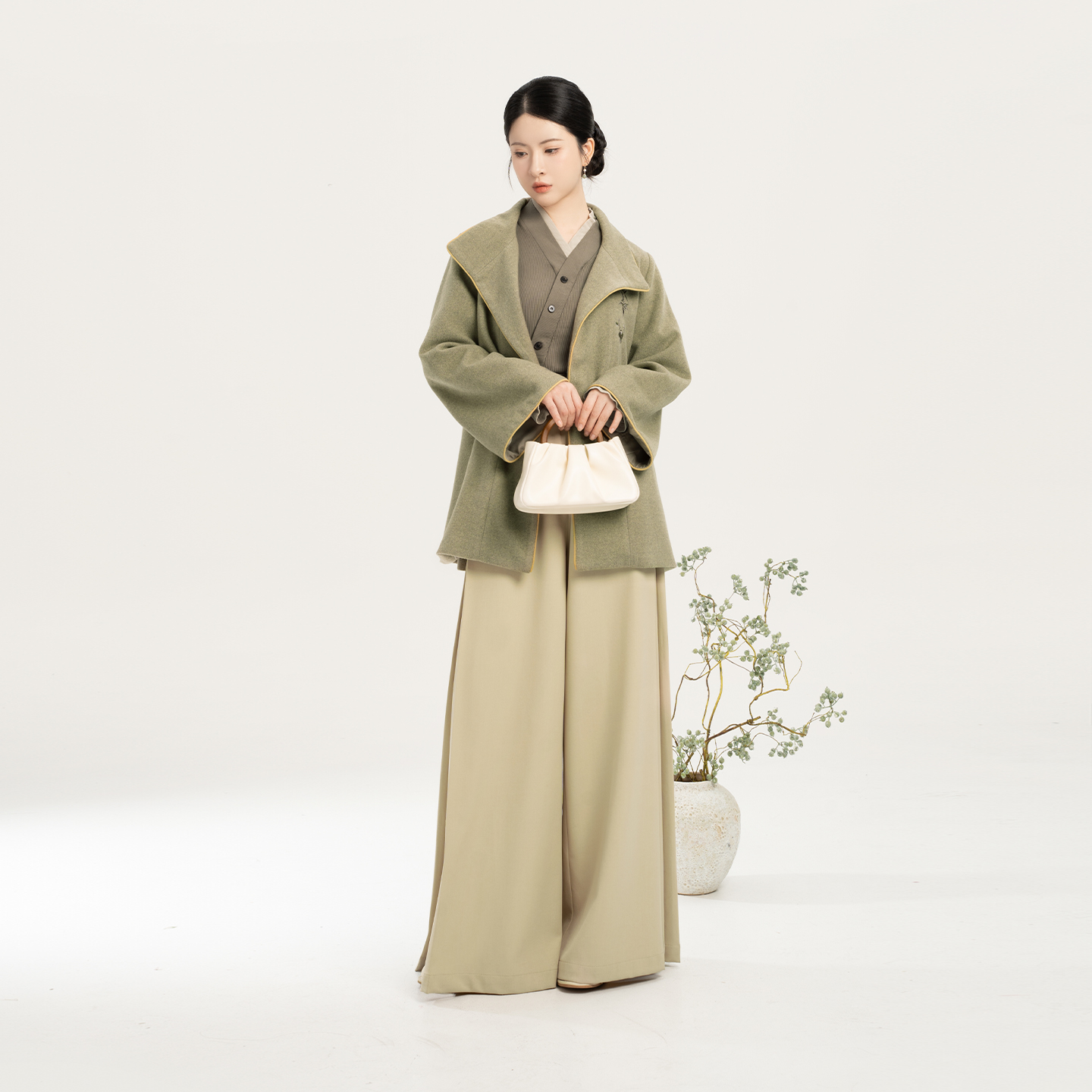 织造司[雪茗]新中式改良圆领袍上衣绣花短款风衣外套女宋裤汉服
