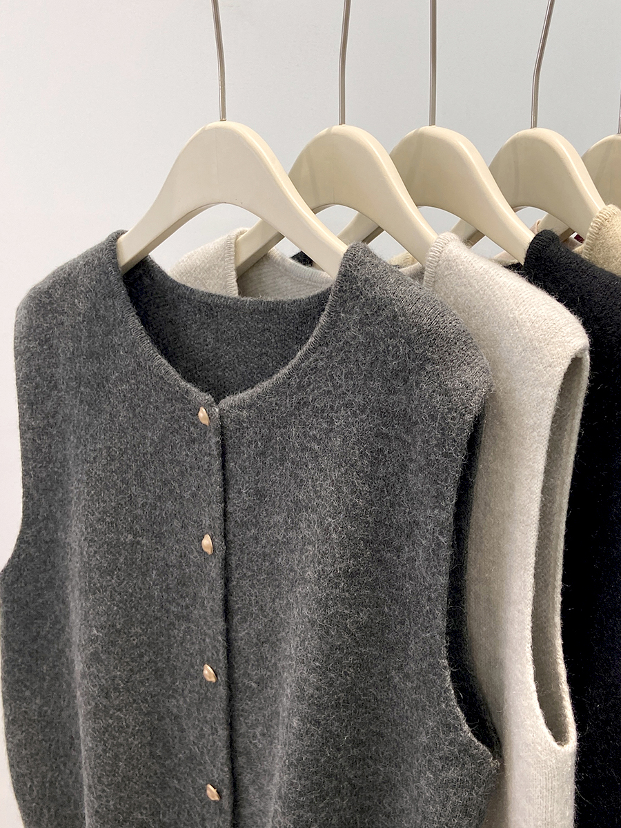 温柔系单排扣金属扣气质百搭针织马甲背心女春秋叠穿内搭坎肩上衣