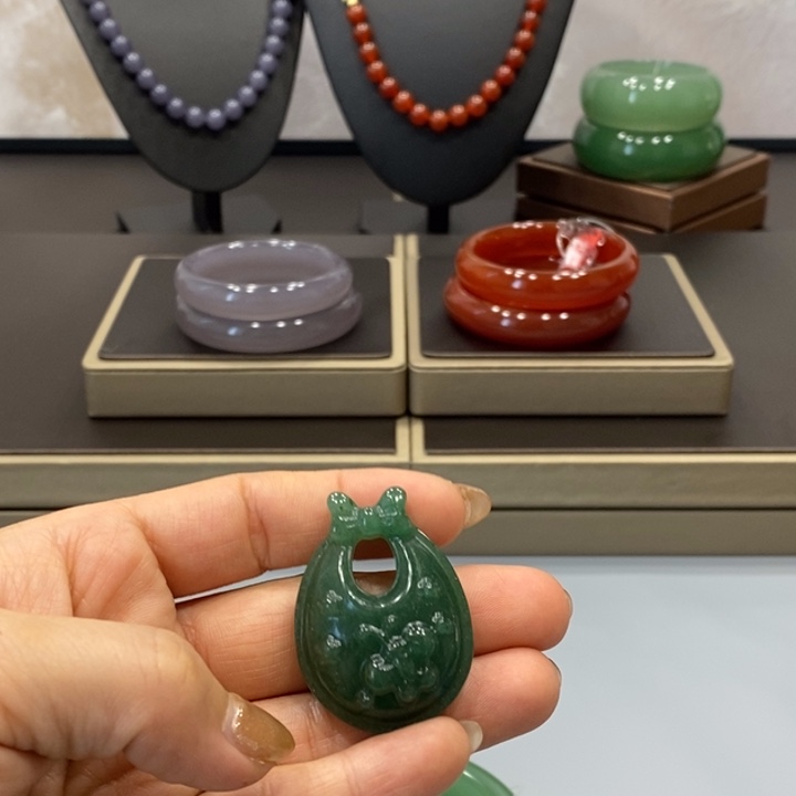 东陵石手镯未镶嵌